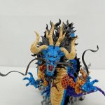 龍の頭部の拡大。金色の角と黒いたてがみ、口を開けた表情
