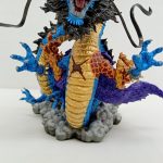 胴体の拡大。金色の腹と青いうろこ、紫の布のような造形