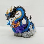 左側から写した全体。とぐろを巻く青い胴体