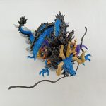 上から見下ろした全体。頭部と黒いひげのパーツ