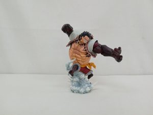 ルフィのギア4バウンドマンのフィギュア全体を正面から写した写真。雲の形の台座に乗っている