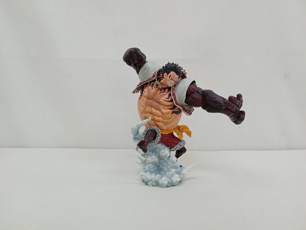 ルフィのギア4バウンドマンのフィギュア全体を正面から写した写真。雲の形の台座に乗っている