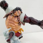 フィギュアを正面寄りの角度から写した写真。突き出した拳と胸の模様