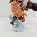 フィギュアの下半身のアップ。赤いズボンと雲の台座