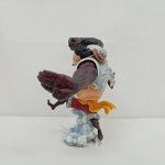 フィギュアを左側から写した写真。振り上げた腕と足