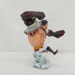 フィギュアを右側から写した写真。伸ばした腕と雲の台座