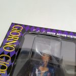 外箱の窓の上部を近くから写した写真。SUPER ACTION STATUEの文字