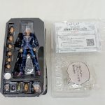 黒いトレイに収まった本体と交換用の手首・頭部、説明の紙と吹き出しパーツ