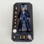 黒いトレイに収まった本体と交換用の手首などの付属品