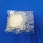 袋に入った透明なスタンドの部品