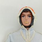 人形の顔とヘルメットの拡大