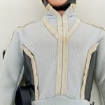 隊員服の胸元の拡大。ファスナー風の縫い目