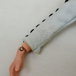 人形の腕と袖口の拡大