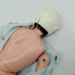 人形の背中側。服を開いて素体の背中が見えている