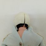 人形の後頭部とヘルメット、隊員服の襟