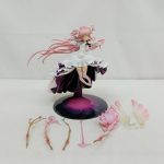 台座に立てたアルティメットまどかのフィギュアと、弓・翼などのパーツ