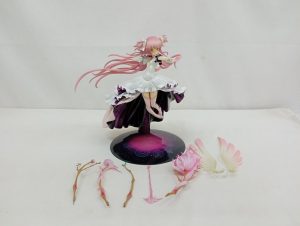 台座に立てたアルティメットまどかのフィギュアと、弓・翼などのパーツ