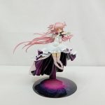 フィギュアを斜め横から写した姿