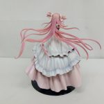 フィギュアの背面。長い髪とドレスの裾