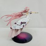 フィギュアを斜め後ろから写した姿