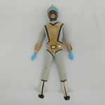 銀色のヘルメットと衣装を着た人形の全体