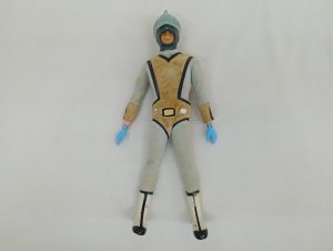 銀色のヘルメットと衣装を着た人形の全体
