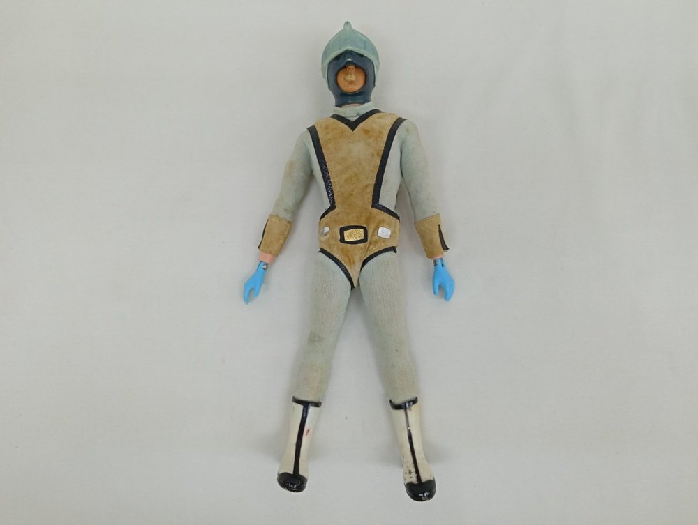 銀色のヘルメットと衣装を着た人形の全体