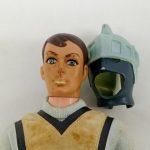 ヘルメットを外した素体の頭部とヘルメット