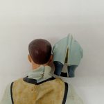 頭部とヘルメットを背面から写したところ