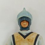 ヘルメットをかぶった頭部の拡大