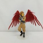 赤い翼を広げたホークスのフィギュアを正面から写したもの。透明の台座付き