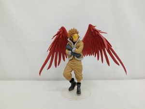 赤い翼を広げたホークスのフィギュアを正面から写したもの。透明の台座付き
