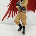 フィギュアの下半身と足元、台座の拡大