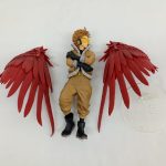 翼を外した本体と左右の翼、台座を並べたもの