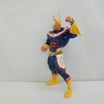 フィギュア本体を斜め前から。片腕を上げて拳を握るオールマイト