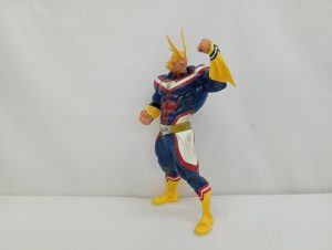 フィギュア本体を斜め前から。片腕を上げて拳を握るオールマイト