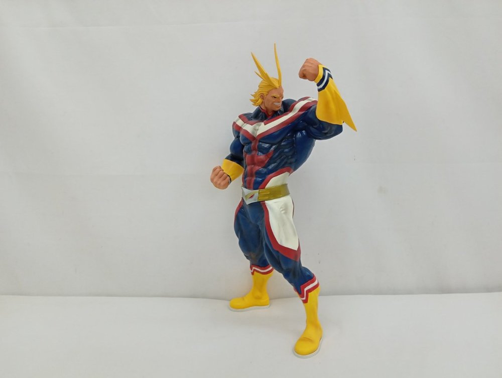 フィギュア本体を斜め前から。片腕を上げて拳を握るオールマイト