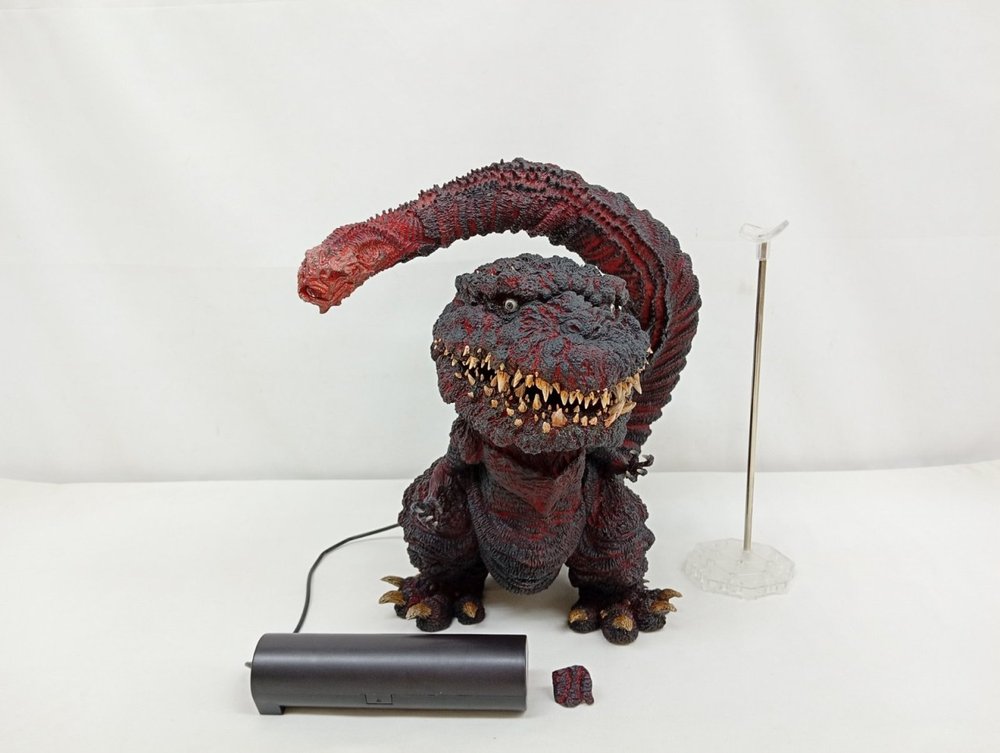 ゴジラのフィギュアを正面から写した写真。横に電源ユニットと支柱スタンド