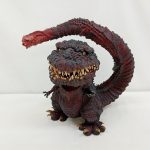 ゴジラのフィギュアを正面から近めに写した写真。大きく開いた口と曲がった尻尾