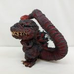 ゴジラのフィギュアを斜め前から写した写真