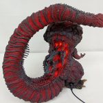 発光させたゴジラのフィギュアを背面から写した写真。背中が赤く光っている