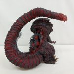 ゴジラのフィギュアを背面から写した写真。背びれと尻尾