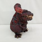 ゴジラのフィギュアを横から写した写真