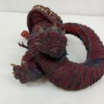 ゴジラのフィギュアを上から写した写真。足裏と巻いた尻尾