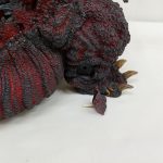 ゴジラのフィギュアの足元のアップ。取り外された小さな部品