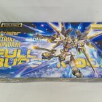 外箱の正面。「MG STRIKE FREEDOM GUNDAM FULL BURST MODE」のロゴと機体の絵