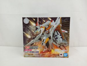 外箱の正面。『NXEDGE STYLE RX-104FF PENELOPE』のロゴと機体の絵