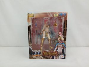 外箱の正面。『P.O.P Sailing Again』『REBECCA 剣闘士 レベッカ【限定復刻版】』の表記と、窓越しのフィギュア本体・剣・兜付き頭部