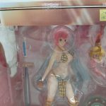 箱の窓越しに見たフィギュア本体と剣・兜付きの交換用頭部・盾