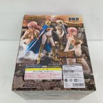 外箱の背面。フィギュアの写真と注意書き・バーコードの欄